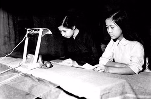 Các phát thanh viên của Đài Phát thanh Giải phóng đang làm nhiệm vụ (Ảnh tư liệu)