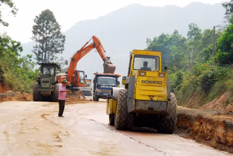 Những tưởng trong những ngày gần đây thời tiết thuận lợi nhà thầu tập trung máy móc thi công trên công trường nhằm bù lại thời gian mưa vừa qua. Thế nhưng việc thi công của Nhà thầu vẫn chỉ là “cầm chừng”, trong đó bố trí một số thiết bị đang sửa cao độ lớp nền k98 với chiều dài vài chục m.