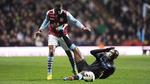 Với phong độ sa sút, Yaya Toure (Dưới) và đồng đội sẽ phải đầu hàng trước Chelsea trong cuộc đua vô địch