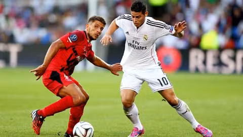 Trận thắng thứ 5 liên tiếp tại La Liga đang chờ James Rodriguez (phải) và đồng đội