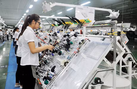 Sản xuất dây dẫn và cụm thiết bị điện ô tô tại Nhà máy sản xuất hệ thống dây dẫn và các cụm thiết bị điện ô tô tại KCN Đông Mai (TX Quảng Yên), Công ty TNHH Yazaki Hải Phòng - Chi nhánh Quảng Ninh.
