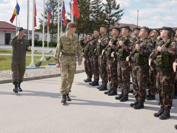 Phó Tư lệnh Bộ Chỉ huy tối cao liên quân Tổ chức Hiệp ước Bắc Đại Tây Dương (NATO) tại châu Âu, Tướng Adrian Bradshaw (giữa). (Nguồn: euforbih.org)
