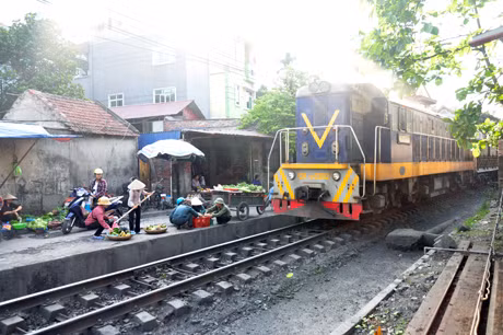 Đã không ít lần khu vực này xảy ra tai nạn giao thông đường sắt chỉ vì ]họp chợ lấn chiếm hành lang ATGT
