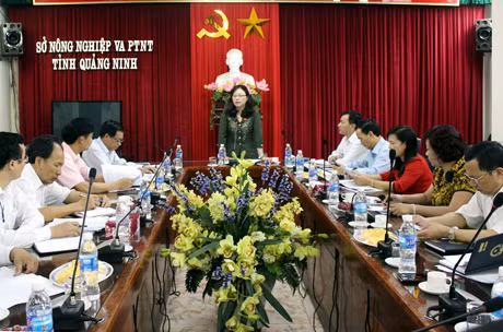 Đồng chí Ngô Thị Minh, Phó Chủ nhiệm Ủy ban Văn hóa, giáo dục, thanh niên, thiếu niên và nhi đồng của Quốc hội phát biểu tại buổi làm việc tại Sở NN&PTNT