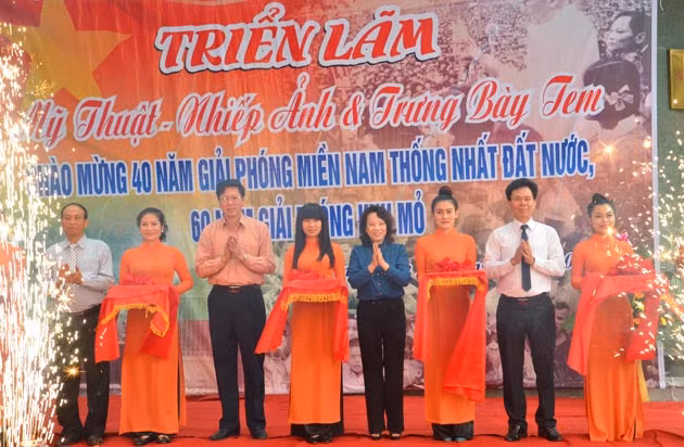 Đại biểu cắt băng khai mạc triển lãm