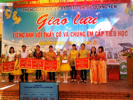 Ban Tổ chức trao giải cho các đội tham gia