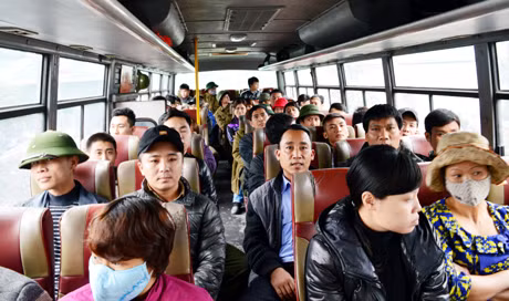 Công nhân Công ty CP Tây Nam Đá Mài được xe đưa đón, trở về nhà sau ca làm việc.