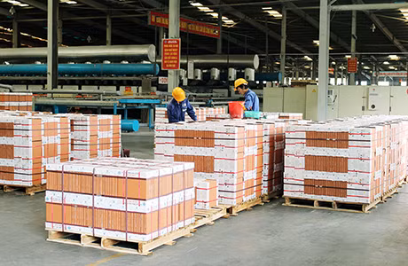 Sản xuất gạch tại Công ty CP Viglacera Hạ Long (TP Hạ Long).