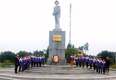 Đoàn viên thanh niên thị trấn Đầm Hà đặt vòng hoa tưởng niệm tại tượng đài Anh hùng Hà Quang Vóc (thị trấn Đầm Hà, huyện Đầm Hà). Ảnh: Tường Vi