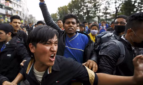 Đám đông giận dữ biểu tình bên ngoài tòa nhà quốc hội Nepal. Ảnh: Reuters