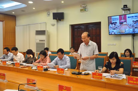 Đồng chí Vũ Văn Hợp, Chánh Văn phòng UBND tỉnh trình bày kết quả công tác chỉ đạo điều hành UBND tỉnh