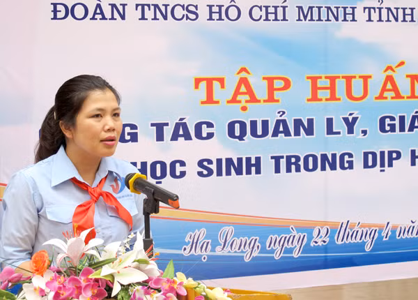 Đồng chí Nguyễn Thị Thu Hà, Bí thư Tỉnh Đoàn, Chủ tịch Hội đồng Đội tỉnh phát biểu chỉ đạo tại chương trình.