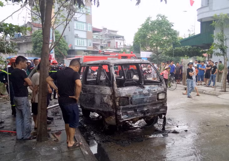 Ô tô 7 chỗ cháy trơ khung ảnh 3
