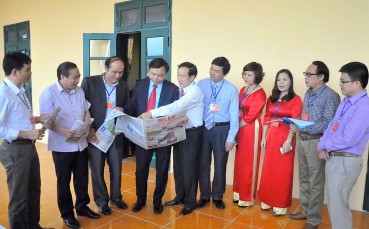 Đồng chí Nguyễn Văn Trường, Phó Tổng Biên tập Báo Quảng Ninh phát biểu chia sẻ kinh nghiệm, đóng góp ý kiến tại hội thảo.