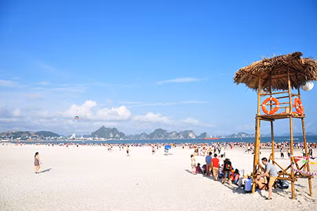 1 góc Bãi tắm Hạ Long.