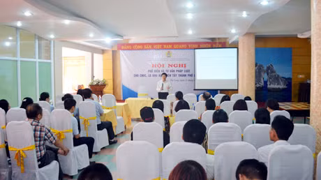 LĐLĐ tỉnh, LĐLĐ TP Hạ Long phối hợp tư vấn, tuyên truyền pháp luật lao động cho CNLĐ ở 34 doanh nghiệp khu vực miền Tây thành phố.