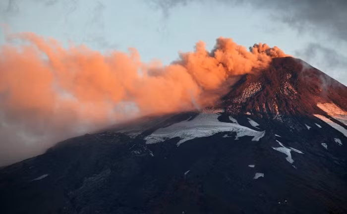 Tro bụi từ núi lửa Villarrica ở Chile trong một ngày cuối tháng Ba