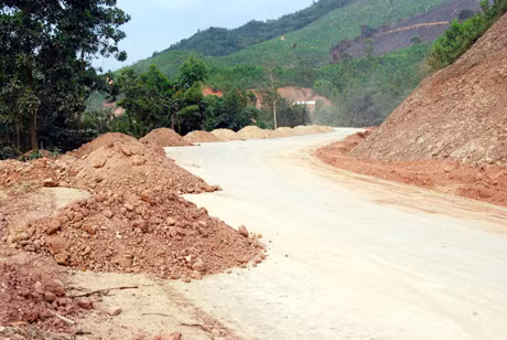 Không những thế, nhiều đoạn chưa gia cố lề nhà thầu đổ đất chuẩn bị gia cố, với biện pháp thi công như vậy của Nhà thầu liệu có đáp ứng được tiến độ?