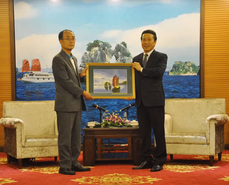 Đồng chí Nguyễn Văn Thành tặng quà lưu niệm cho ngài Kazumichi Sakamoto.