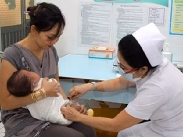 Trẻ tiêm vắcxin. (Ảnh: Phương Vy/TTXVN)