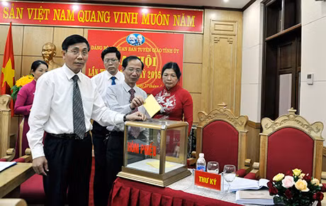 Các đại biểu bỏ phiếu bầu BCH khóa mới. 