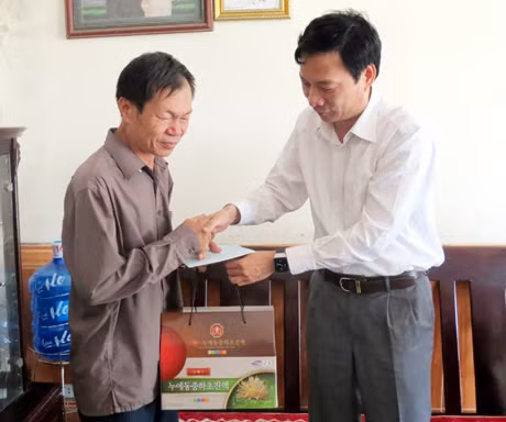 Đồng chí Bí thư Tỉnh ủy, Chủ tịch HĐND tỉnh tặng quà 