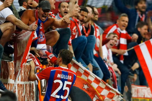 Thomas Mueller ăn mừng chiến thắng với CĐV nhà. Ảnh: Reuters