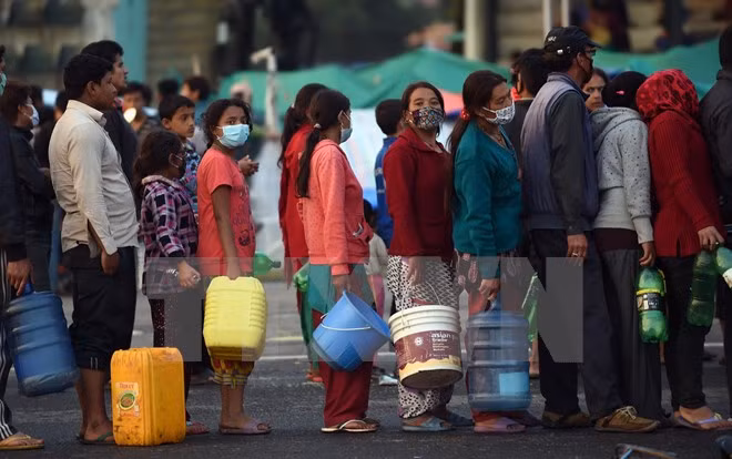 Người dân xếp hàng chờ lấy nước sinh hoạt sau trận động đất kinh hoàng tại Kathmandu. (Nguồn: AFP/TTXVN) 