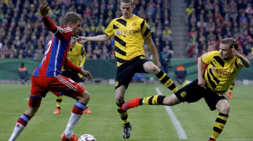 Dortmund (vàng) thi đấu đầy quyết tâm trước Bayern (đỏ)
