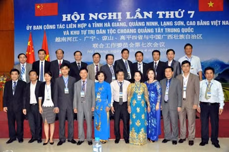 Đoàn công tác tỉnh Quảng Ninh chụp ảnh lưu niệm tại hội nghị