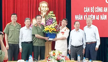 Lãnh đạo Công an tỉnh tặng hoa chúc mừng các 