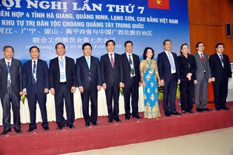 Các đại biểu tham gia hội nghị chụp ảnh lưu niệm cùng Phó thủ tướng Chính phủ, Bộ trưởng Bộ Ngoại giao Việt Nam Phạm Bình Minh
