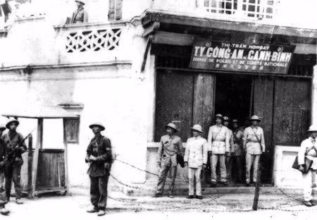 Lực lượng công an tham gia tiếp quản thị xã Hòn Gai - Quảng Ninh năm 1954 (Ảnh tư liệu)