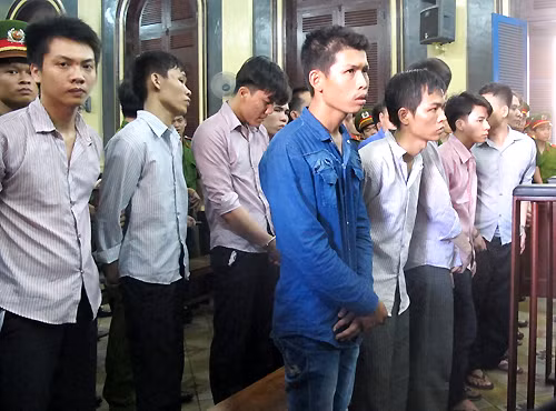Kiệt và đồng bọn nghe tuyên án. Ảnh: H. D.