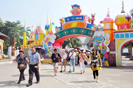 Khách du lịch tham quan khu vui chơi giải trí quốc tế Tuần Châu.