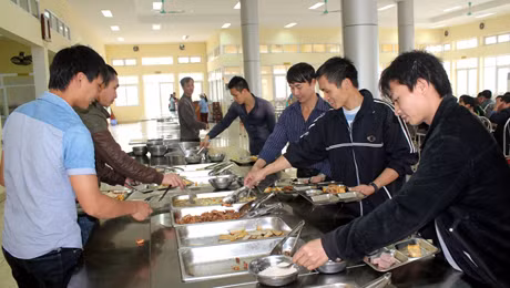 Đời sống của CBCNV Công Ty Than Mạo Khê không ngừng được cải thiện, nâng cao. Trong ảnh: Bếp ăn tự chọn dành cho công nhân Công ty với thực đơn phong phú, đảm bảo vệ sinh. 