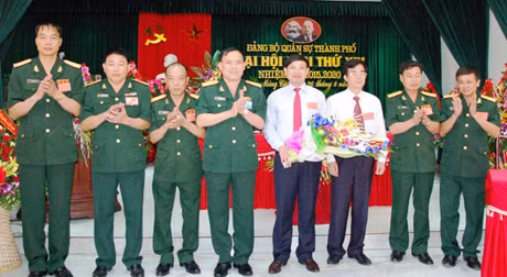 Lãnh đạo Bộ Chỉ huy Quân sự tỉnh tặng hoa chúc mừng Đại hội.