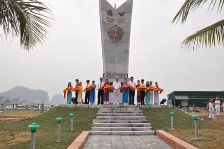 Các đại biểu cắt băng khánh thành Bia chiến thắng trận đầu tại Cửa Lục - Bãi Cháy