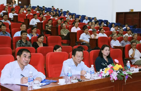 Quang cảnh buổi tiếp xúc cử tri