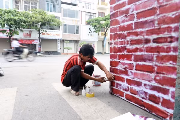Các công nhân của đơn vị thi công đang hoàn thiện cổng chính,...