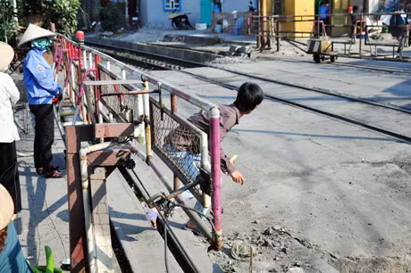 Trước sự thiếu ý thức của một số người công nhân gác tàu đành bất lực nhìn
