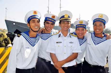 Ôi, đất liền - đó là tiếng reo trên mỗi con tàu khi cập cảng và niềm vui hội ngộ sáng rạng ngời trên mỗi gương mặt (ảnh). Vâng, ta lại về đất liền thân thương và trong lòng luôn có một góc hoài mong về một nơi xa có tiếng gà trưa, giữa biển khơi, sóng vỗ trập trùng.