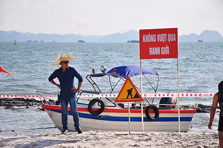 Nhân viên an ninh, cứu hộ túc trực bên bãi tắm.