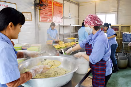 Đời sống của công nhân mỏ nay đã khác trước, những bữa ăn đầy đủ chất dinh dưỡng luôn là ưu tiên hàng đầu. Trong ảnh: Chuẩn bị bữa ăn phục vụ công nhân mỏ ở Công ty CP Tây Nam Đá Mài.