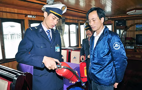 Từ đầu tháng 4-2015, Cảng tàu khách Du lịch Bãi Cháy và Cảng thuỷ Nội địa tăng cường phối hợp kiểm tra công tác an toàn từng tàu khách du lịch.