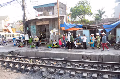 Chợ cóc ngang nhiên lấn chiếm hành lang ATGT đường sắt.