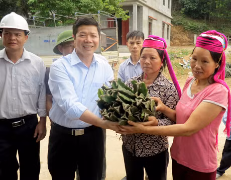 Đại diện lãnh đạo Hội Nông dân tỉnh trao hom giống thanh long ruột đỏ hỗ trợ cho các hội viên nông dân xã Nam Sơn