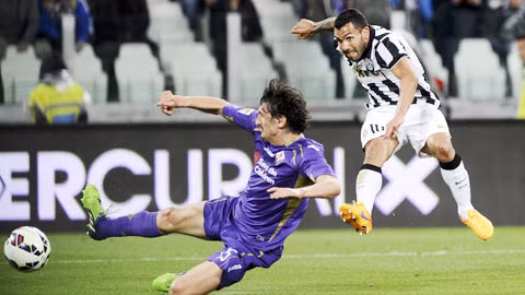 Tevez (áo sọc) xuất sắc lập cú đúp cho Juventus 