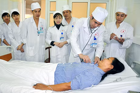 Giờ thăm bệnh buổi sáng tại Khoa Khám, chữa bệnh theo yêu cầu, Bệnh viện Đa khoa tỉnh.