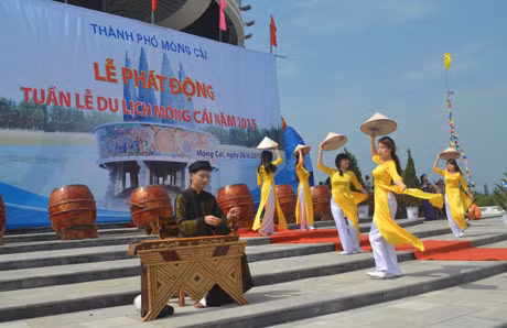 Nhiều tiết mục văn nghệ đặc sắc chào mừng mùa du lịch 2015